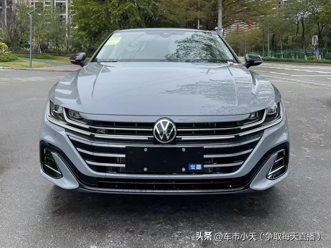 现在市面上一些库存的大众CC价格还不错，指导价24.29万的380夺目众享款，灰