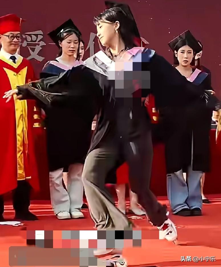 近日，齐鲁师范学院的毕业典礼上，全国轮滑冠军秦雨晴将金牌捐赠给母校，以回报母校的