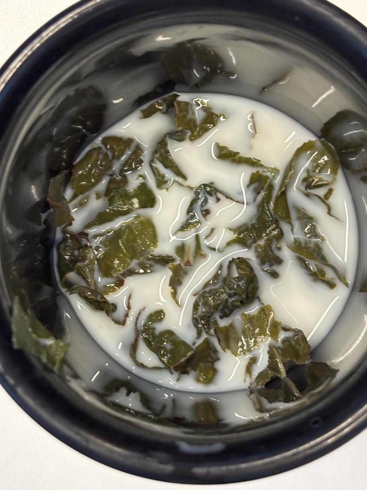 今天在办公室，心血来潮，泡了奶茶，算是自制饮品吧。但随着事情的发展，最后却发现了