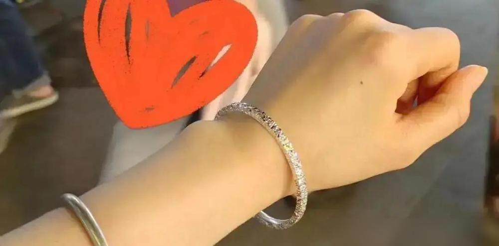 银价都快蹦到天边去了，周大福还没等来人潮，那些在直播间卖“手艺”的小作坊倒先被挤