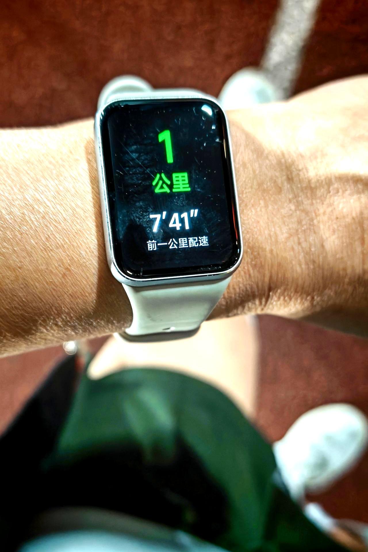 慢跑加健走五公里。
 

我抬头看着那轮悬在空中的弯月，在16度的微凉里开始一个