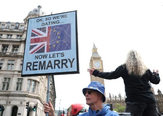 英国花了整整十年、付出了万亿英镑的代价脱欧，现在居然要跪着求着回去，还得被欧盟扒