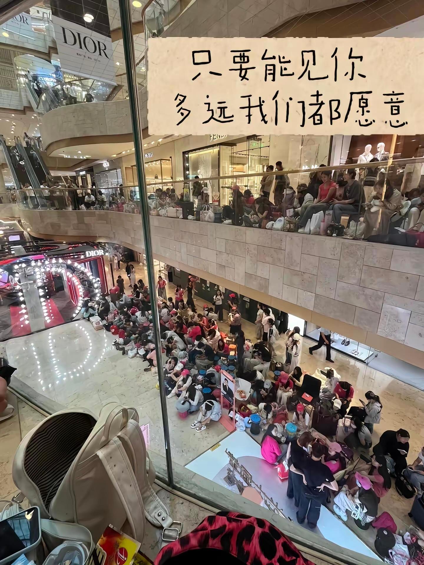 假恋情真美女期待明天迪奥线下活动迪丽热巴美炸全场迪丽热巴散发着单身女子的清香～迪