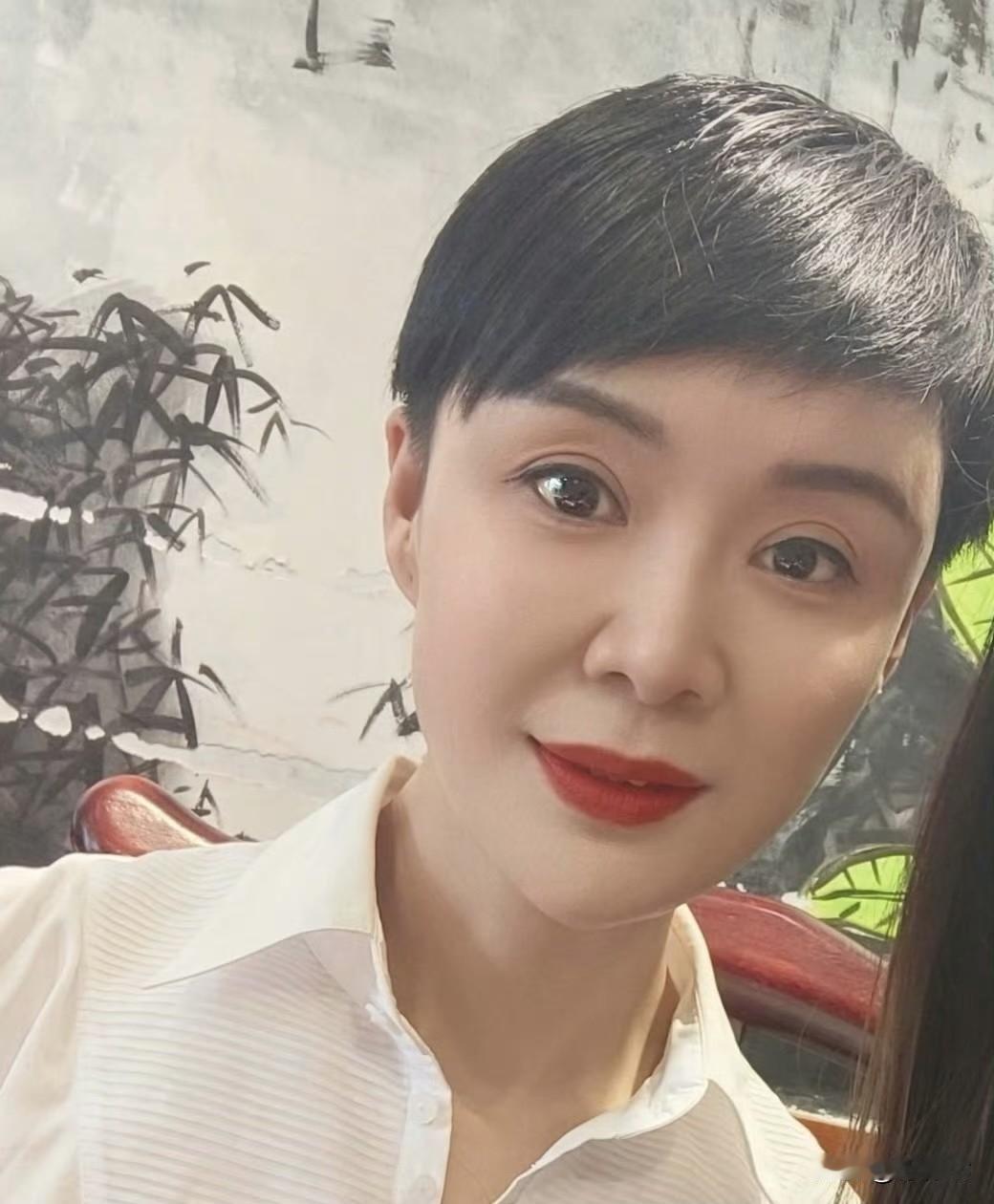 💔贺娇龙47岁离世：红衣映雪原，风骨永留存新
疆那个昭苏雪原上红衣似火、策马扬