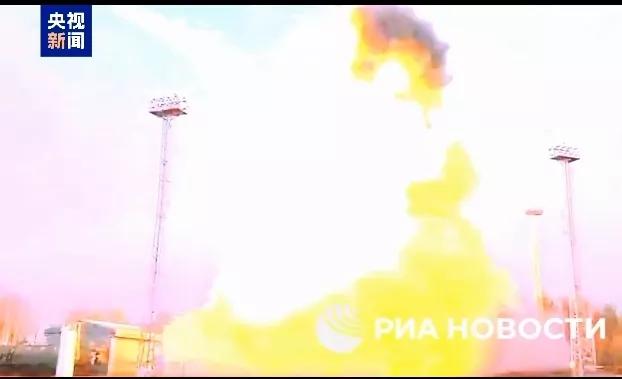 在俄乌冲突的关键时刻，俄罗斯从陆基和海基发射了三枚不同型号的洲际弹道导弹。两个没