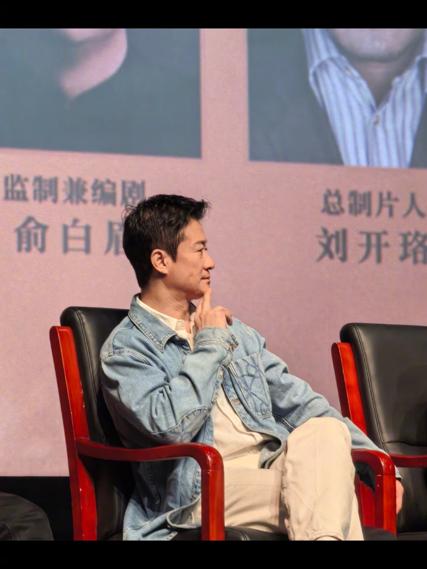 吴京回应水肿 近日，《镖人》剧组在北京电影学院参加放映暨主创交流活动时，吴京被网