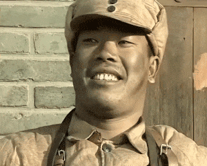 亮剑:李云龙部下这兵-王有胜穿上新装备后，洋洋得意的表情很到位很喜庆啊[呲牙]