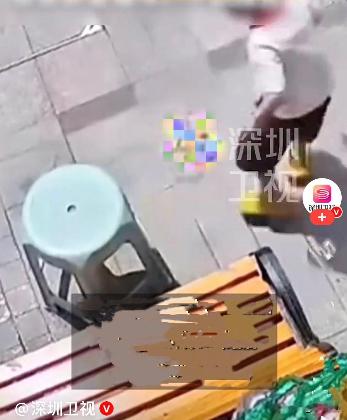 看得我太气愤了……
近日，辽宁一个小男孩骑着车路过一店铺门口，看到一只被拴在门口