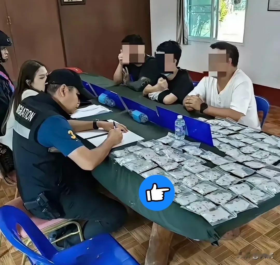 泰国那边这回是一点面子没给，直接在边境扣了3个咱们这边的“倒爷”。

打开箱子一