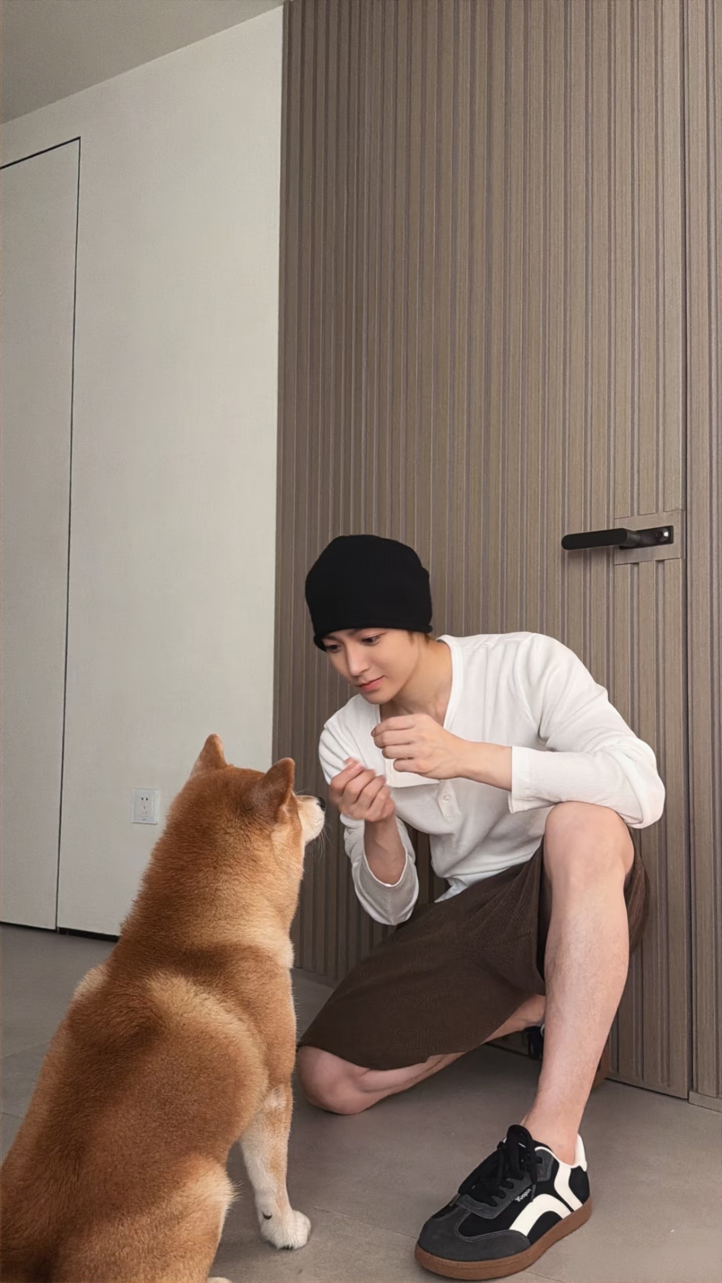 侯明昊怎么还不能让哥哥强制抱一下了侯明昊，可不可以让姐姐强制抱一下