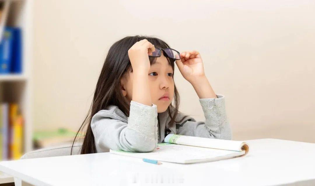 微博辟谣 【查出近视后早早戴眼镜，会让度数不断加深？这种说法并不准确】孩子近视的