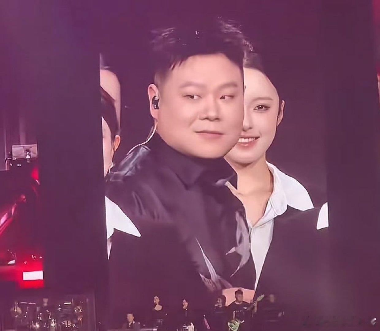 岳云鹏 欧豪promax版 岳云鹏演唱会帅到认不出！爆闪蓝西装搭美式前刺，观众集