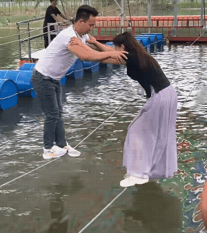 掉下去就是永沐爱河，没掉下就是永结同心![呲牙]