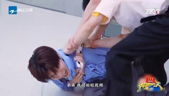 谁还没有被张真源撕名牌的名场面震撼过？平时那个软乎乎的弟弟，一旦进入游戏状态，眼