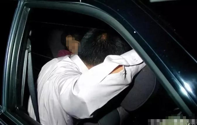 江苏苏州，驾校男教练下班后私自带女学员练车，然而两人在练着练着竟然在车上发生了关