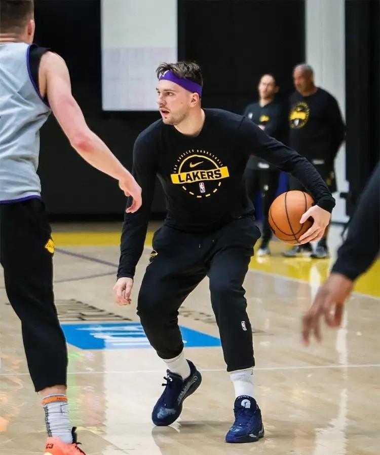 湖人最大的麻烦，来自一个可能上不了场的人。
训练师按着东契奇的小腿，他每次移动都