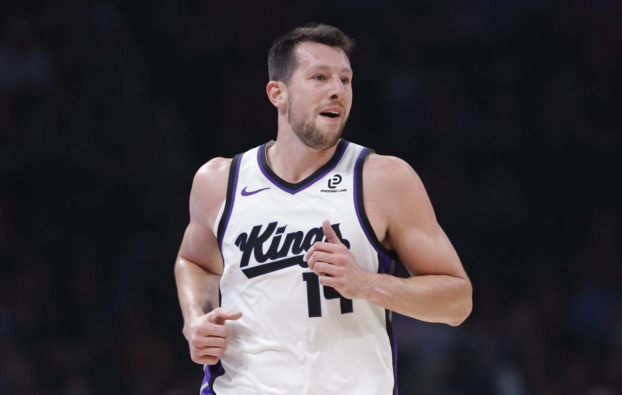 萨克拉门托国王中锋德鲁·尤班克斯因左手拇指撕脱性骨折，将至少缺席三周时间。这次伤