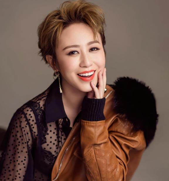 马丽笑眯眯地说:“跟我合作的男演员们都是三高。”黄渤一脸好奇地问:“哪三高？” 