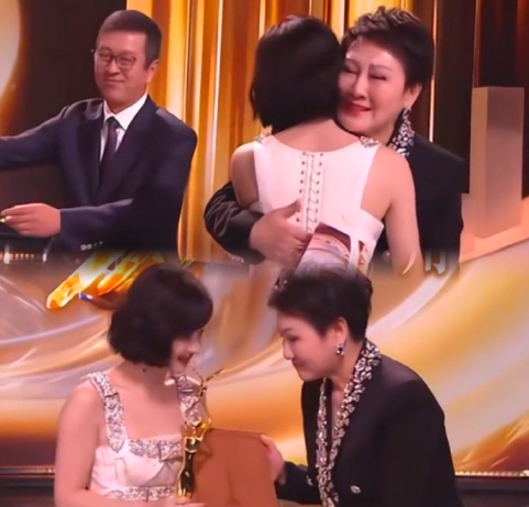#张凯丽把颁奖手卡给了赵丽颖# 真好啊！小赵被观众认可、被奖项认可还被前辈认可！