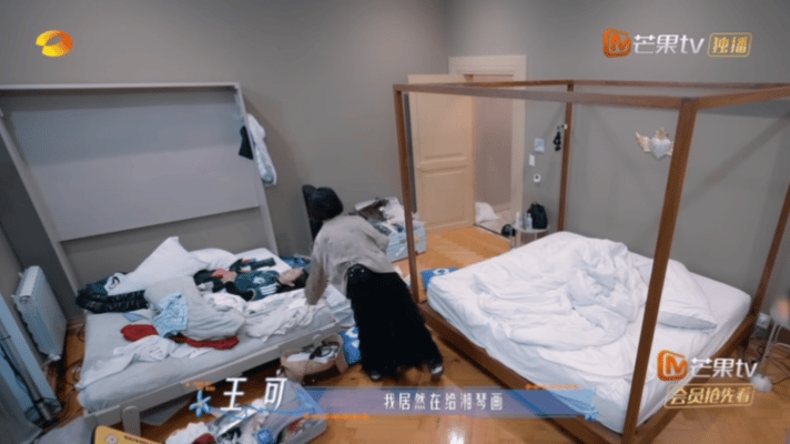 王可演我见到湘琴的样子花儿与少年谁能淡定给童年女神袁湘琴化妆，王可表面认真作画，