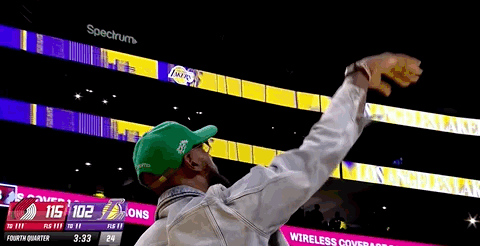 暂停期间，詹姆斯手痒痒，拍打着篮球 ​​​