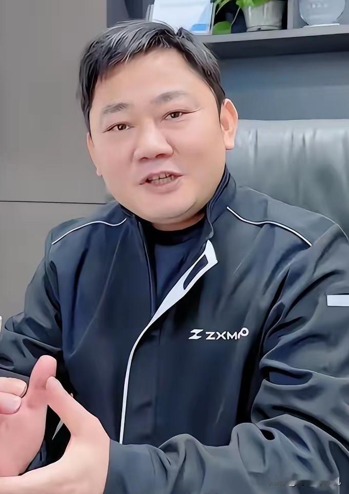 张雪说，摩博会上，遇到了一个事，要跟大家说一下，有个参加过九三阅兵的人，把他的纪