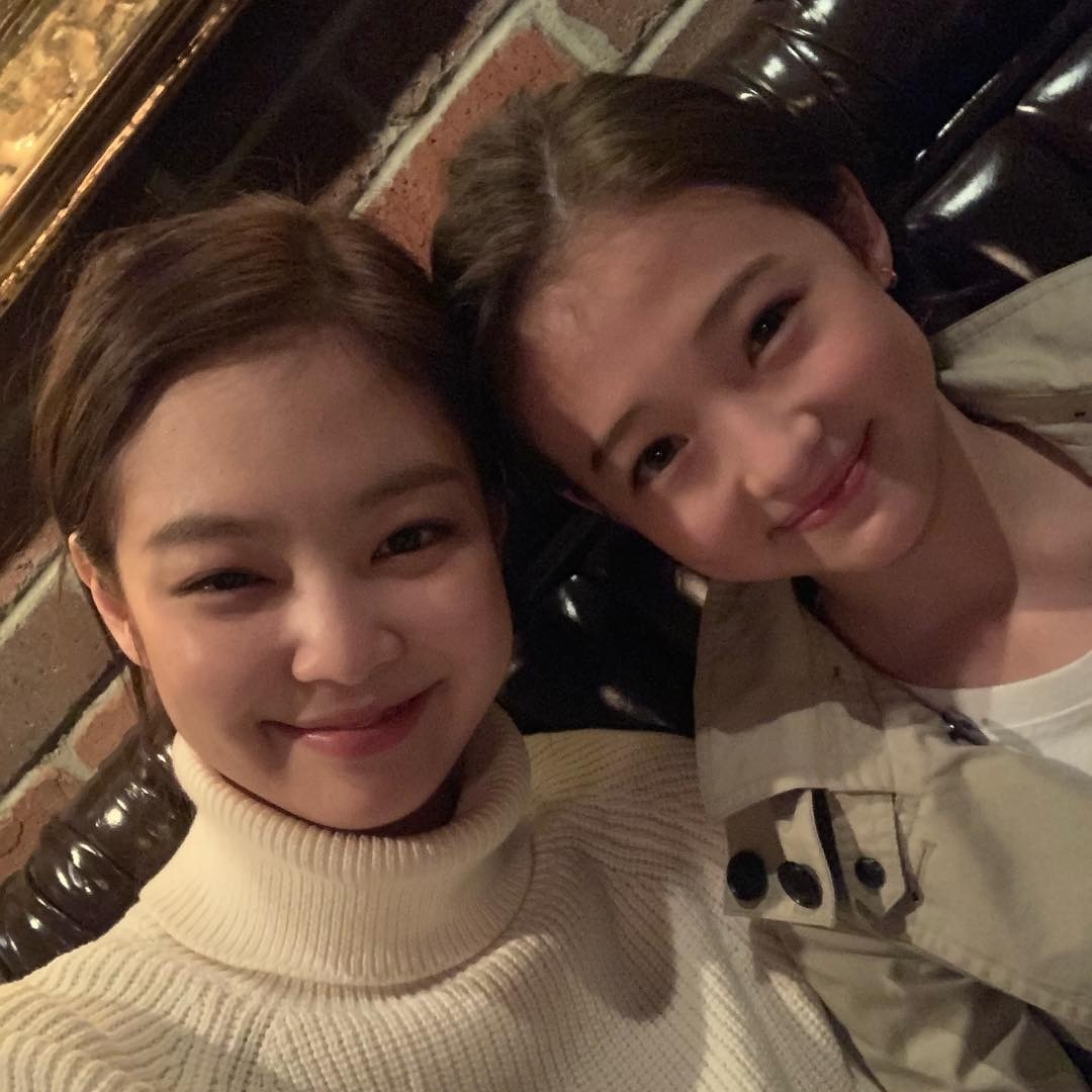 Jennie Kim 旁边的小女孩长大了：ellagross 