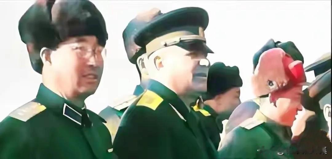 1955年11月，在辽东半岛抗登陆军事演习时，负责此次军事演习的副导演陈赓大将（