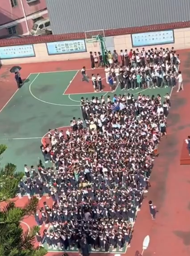 【#女教师打伞事件双方并非父女#】5月27日，据红星新闻消息，近日，福建省厦门市
