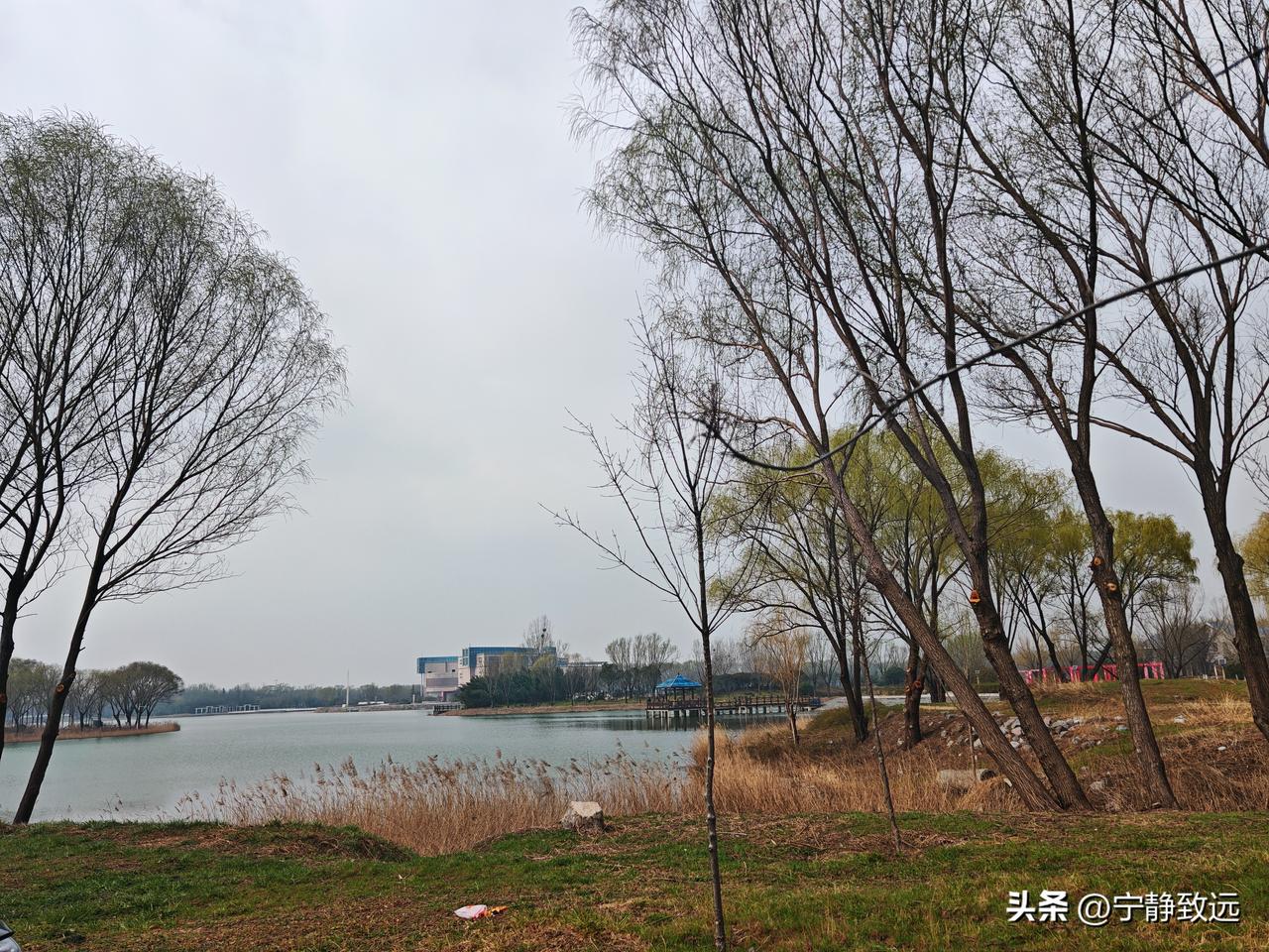 春日湖畔闲记
 
趁着初春的微风，我来到了这片湖畔散步。眼前的湖水澄澈平静，像一