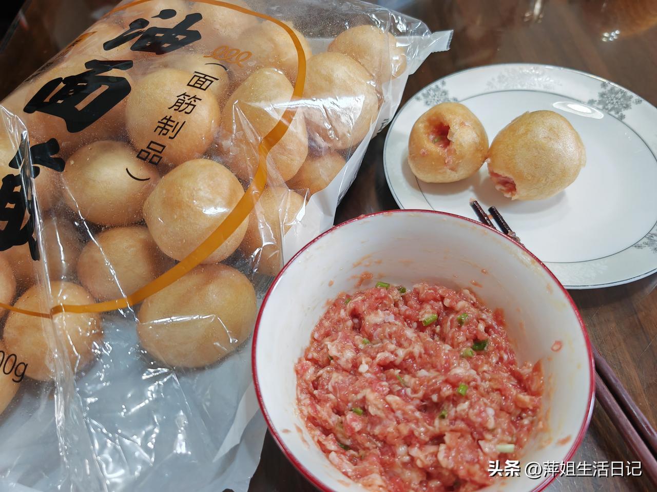 油面筋晒肉～
老公喜欢吃这一口，每次他来上海就说想吃肉圆子鸡毛菜汤，也就是油面筋