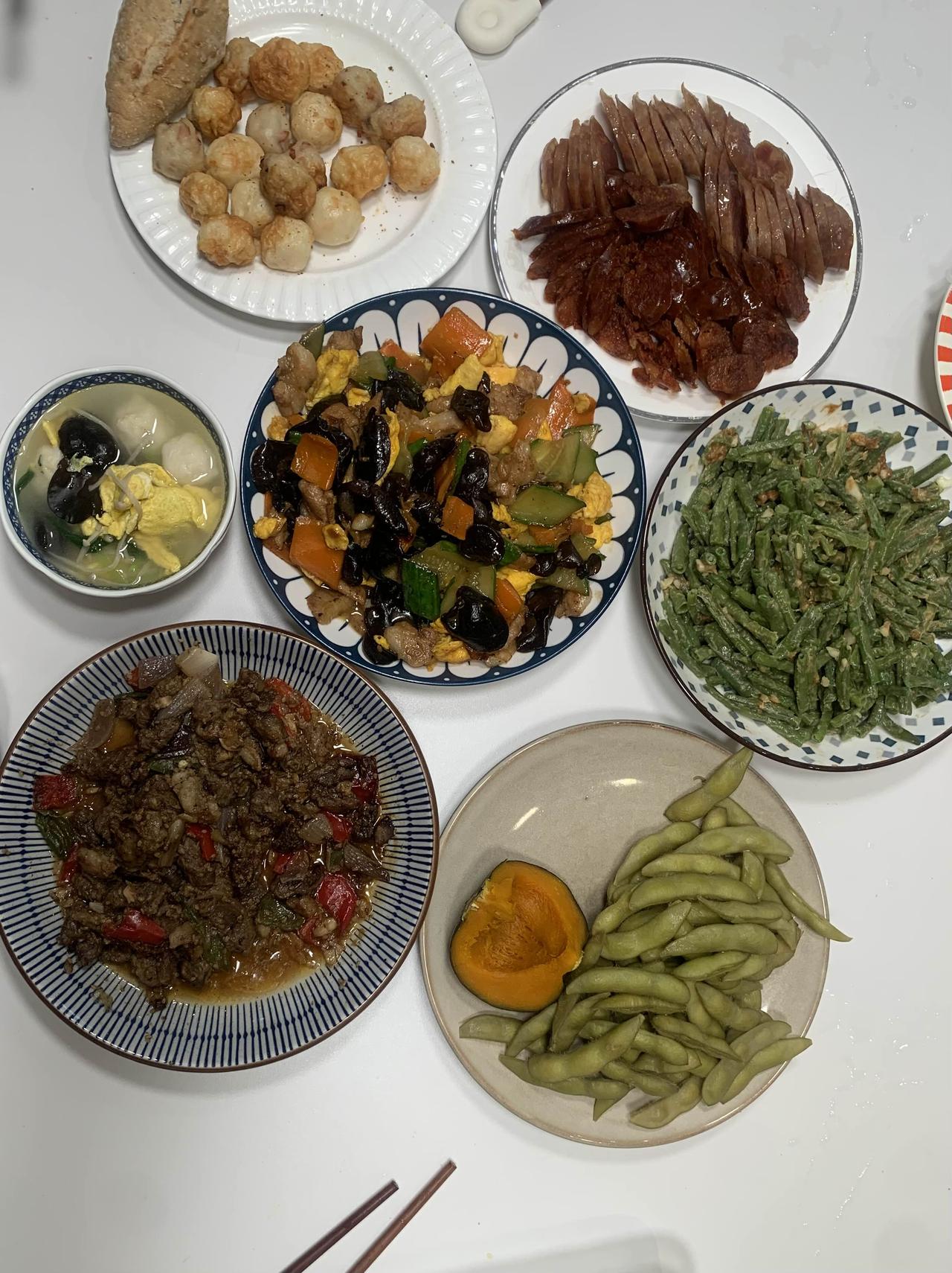 打卡今日晚餐
今日晚餐：自然羊肉、木须肉、麻汁豆角、腊肠、烤鱼丸、毛豆、南瓜，丸