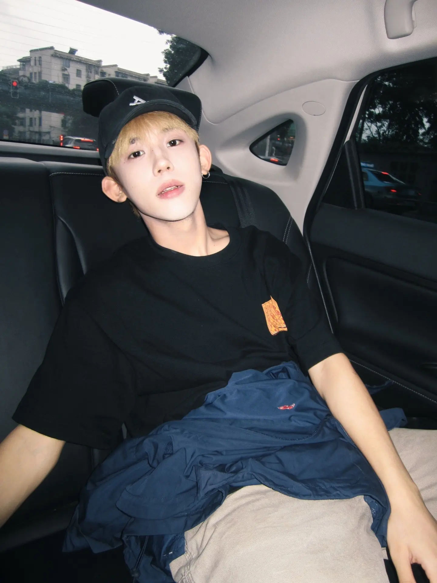 我以为我是被扔掉的烟头 直到你说我是烟花