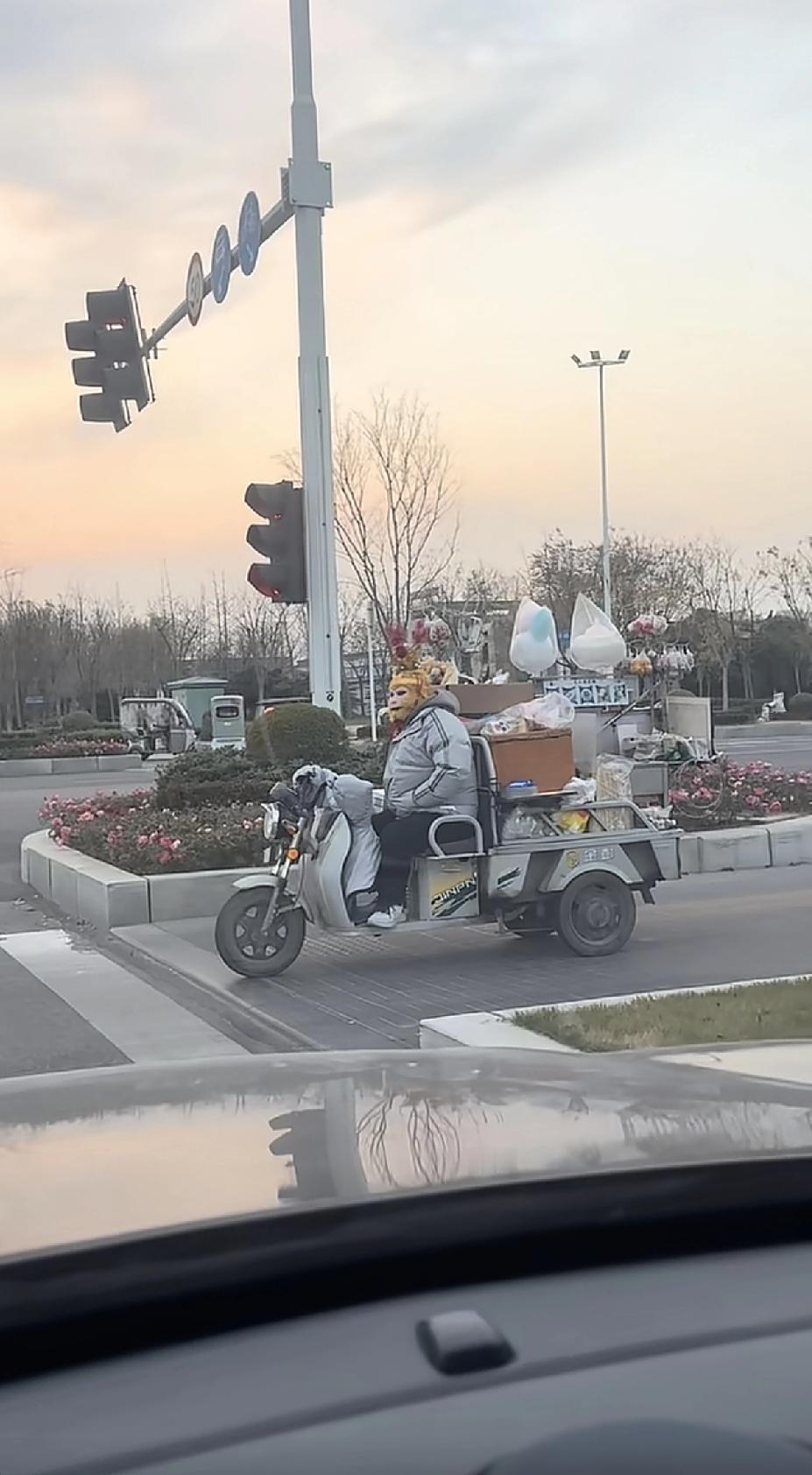 路过看到了一个猴哥扮演者，就神态就可以看出，大圣也不是圣人来的，即使天气再冷，也