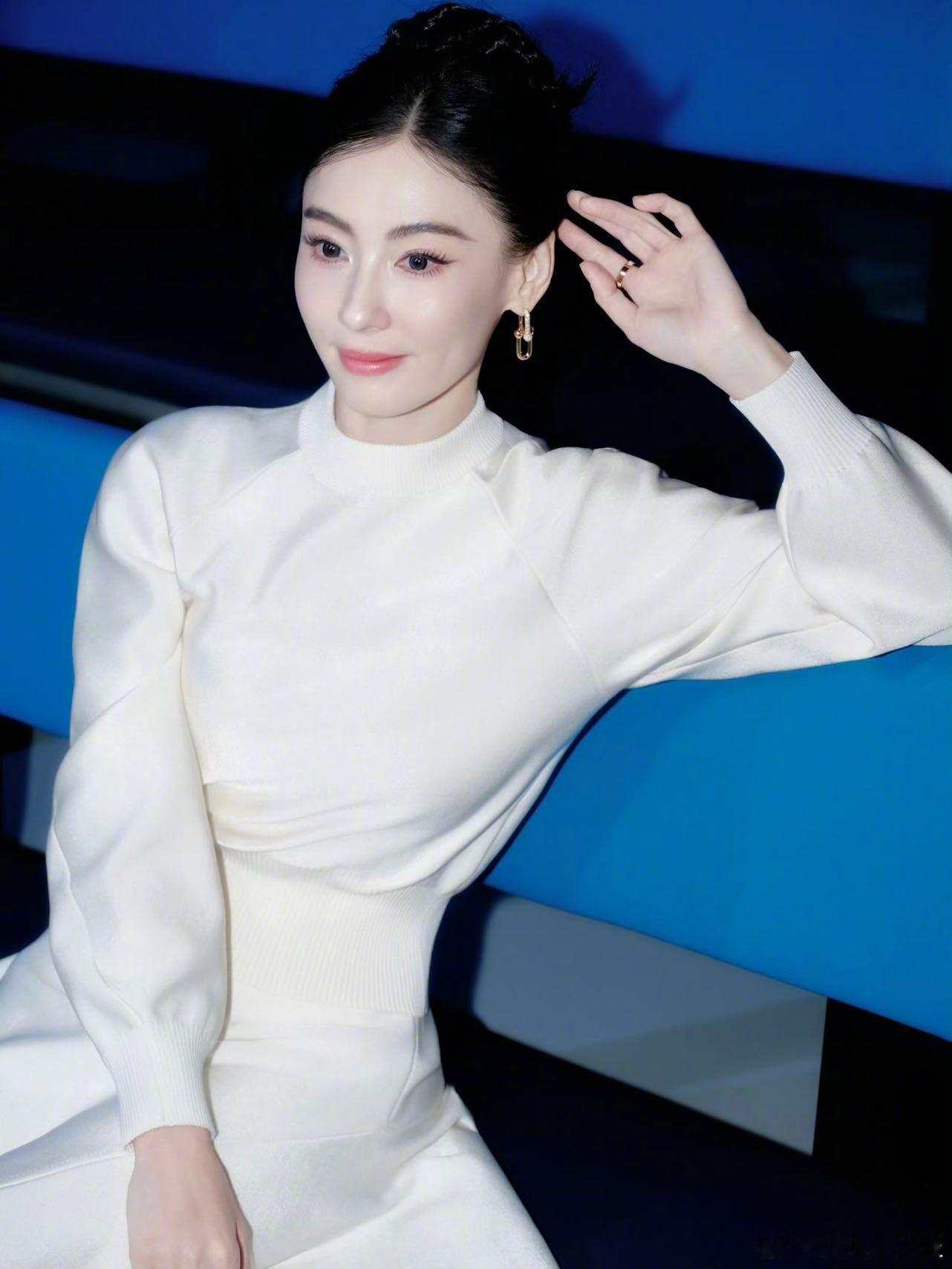 张柏芝现身钟嘉欣演唱会 这波舞台直接杀回千禧年！《目的地》《任何天气》两首歌还是