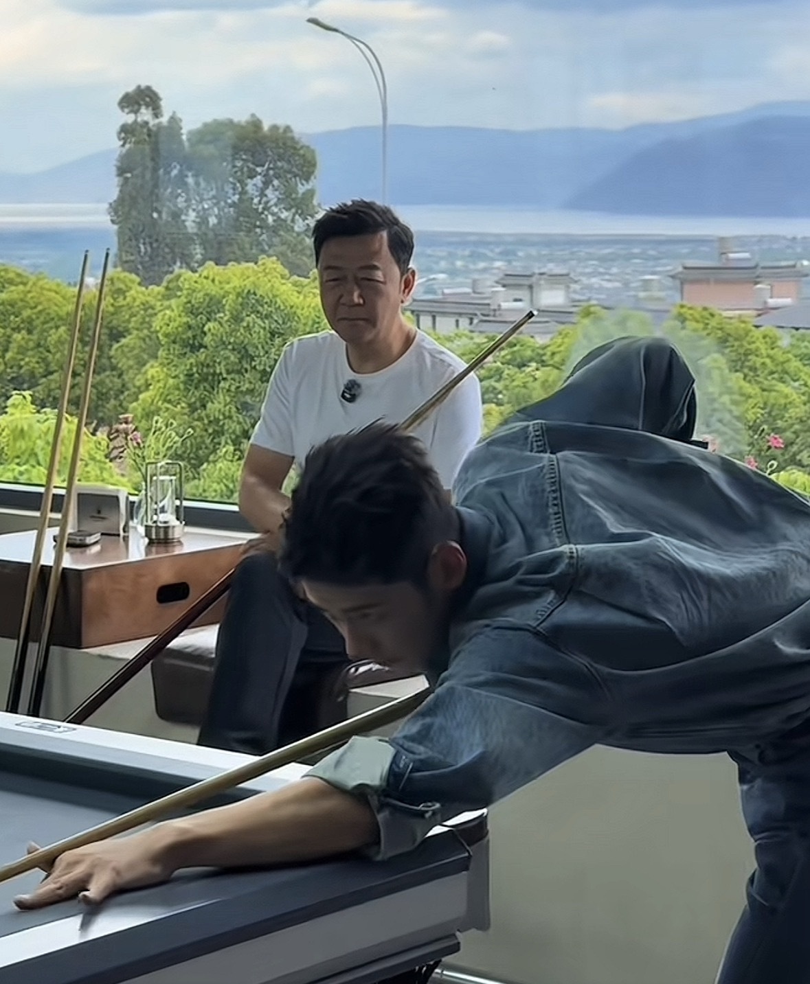 这居然是石头 小时候完全没觉得以后会是帅哥最后却成了最帅的 其他几个都长残了 就