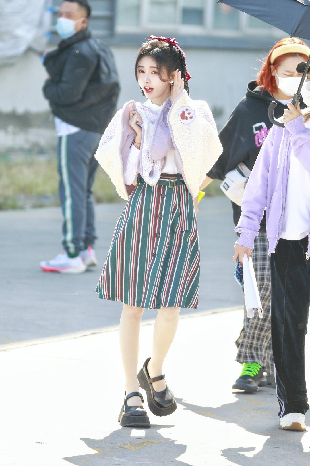 jjy鞠婧祎千香 jjy鞠婧祎姜黎非 “玫瑰之所以是玫瑰，是风与光的眷顾，更是视