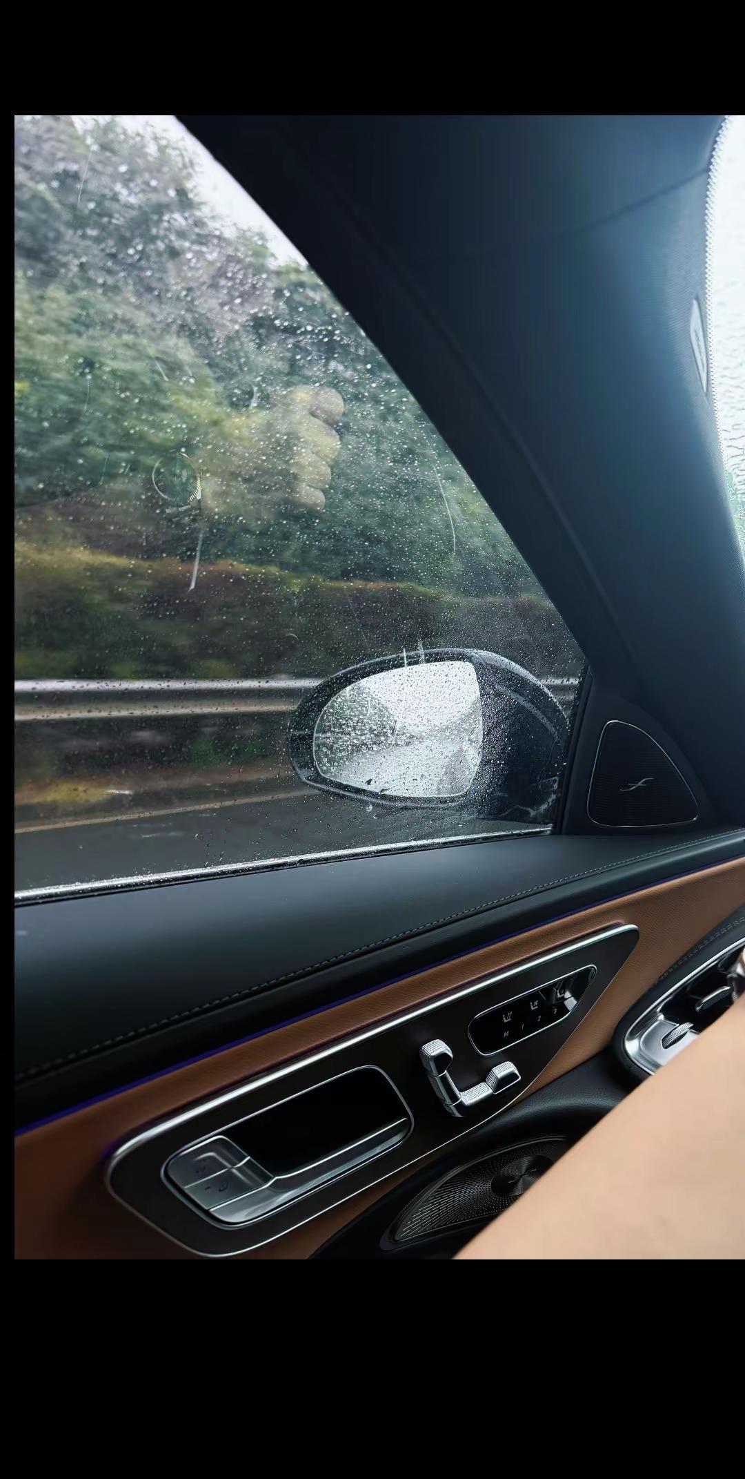 你以为 那些挫折和背刺，足够磨平她的骄傲与志气，但仔细看她的眼睛 你就知道她依旧