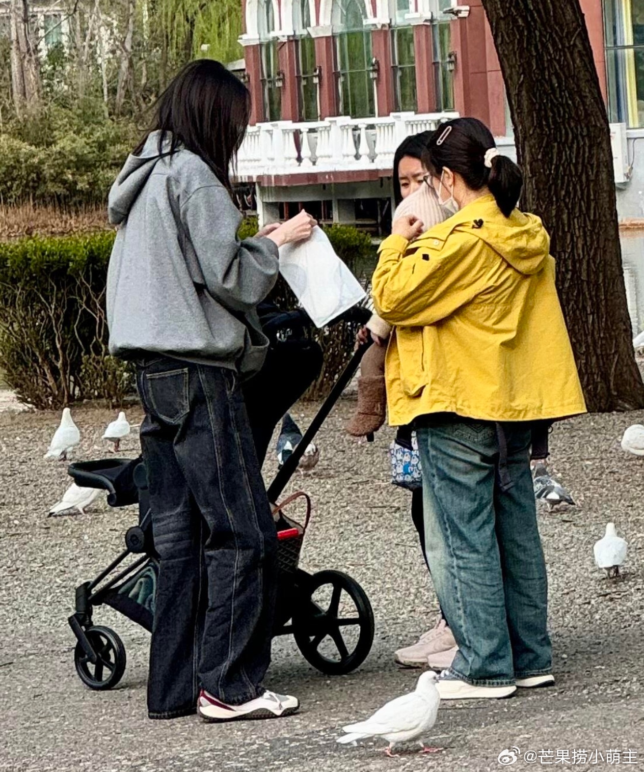 何穗带儿子逛公园陈伟霆何穗儿子近照 何穗带儿子逛公园，宝宝被打扮的很洋气皮肤很白