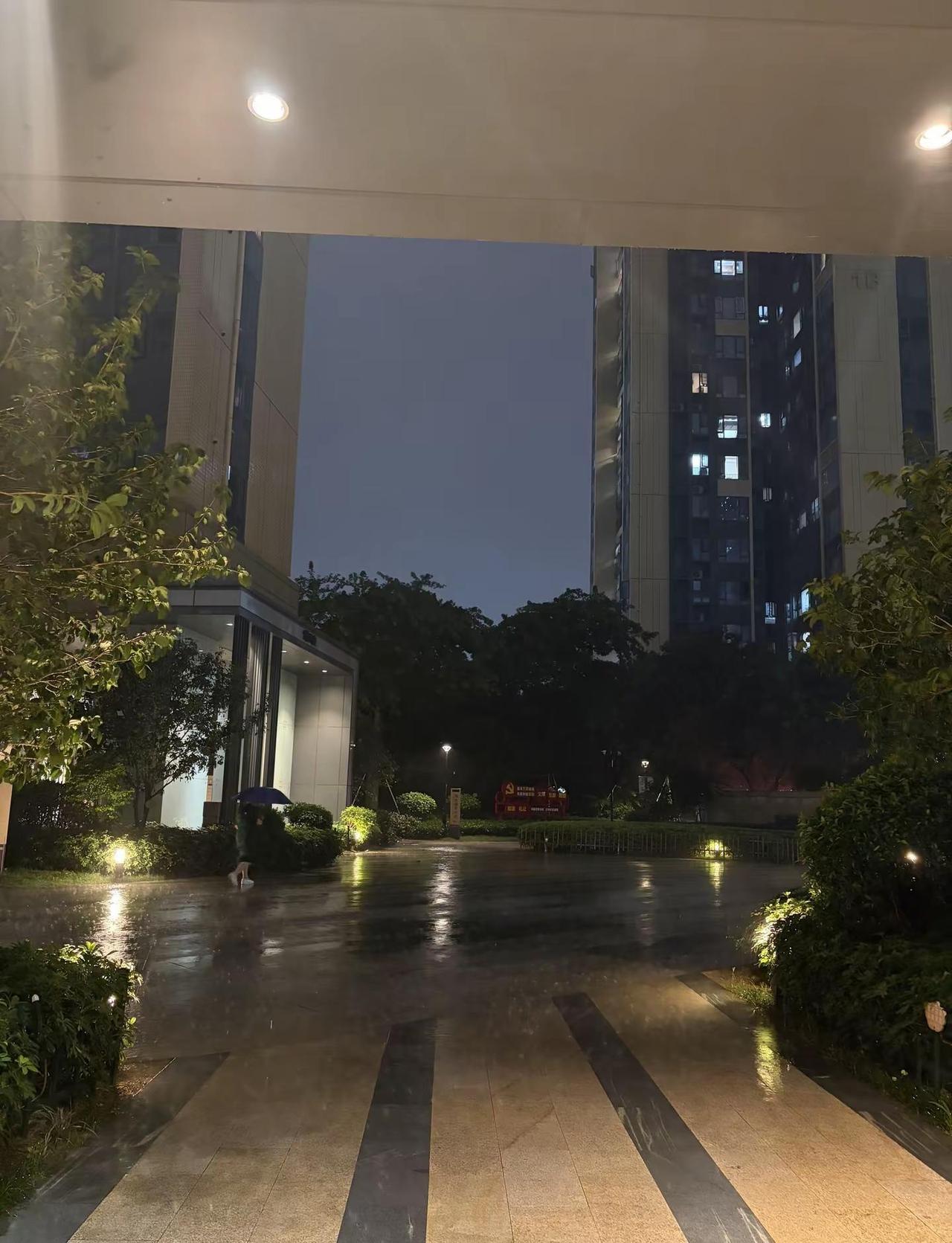 光明的雨真是格外的喜欢留人啊送完学生拿着他的奥特曼迷你伞一直很迷恋大雨的感觉 想