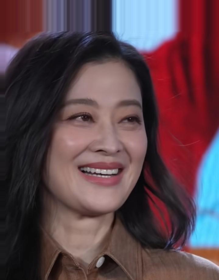 梅婷的牙齿，是娱乐圈最“不科学”的存在。
没有整容痕迹，没有过度美白，却在40+