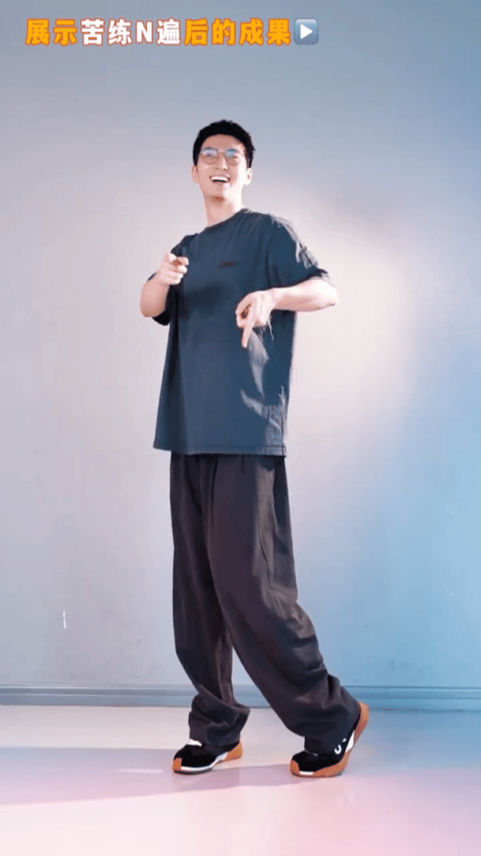 窦骁身上痒就去洗澡 被窦骁的趣味举动逗乐，身上痒就去洗澡的想法朴实又复古。剧宣全