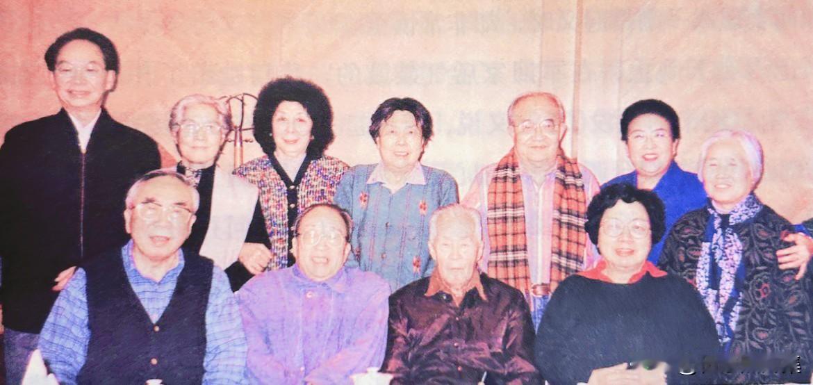 1998年，周恩来总理的侄子周尔均夫妇和文艺界的老师和朋友们，前排左起：晨耕、张