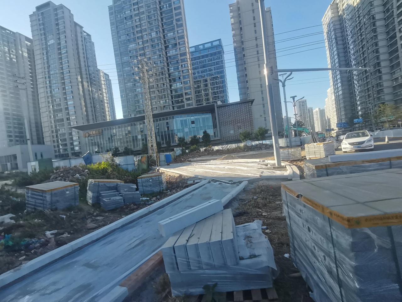 巫家坝的道路设施建设来越来越完善了，现在这段时间正在修巫家坝步行街的每个路口，还