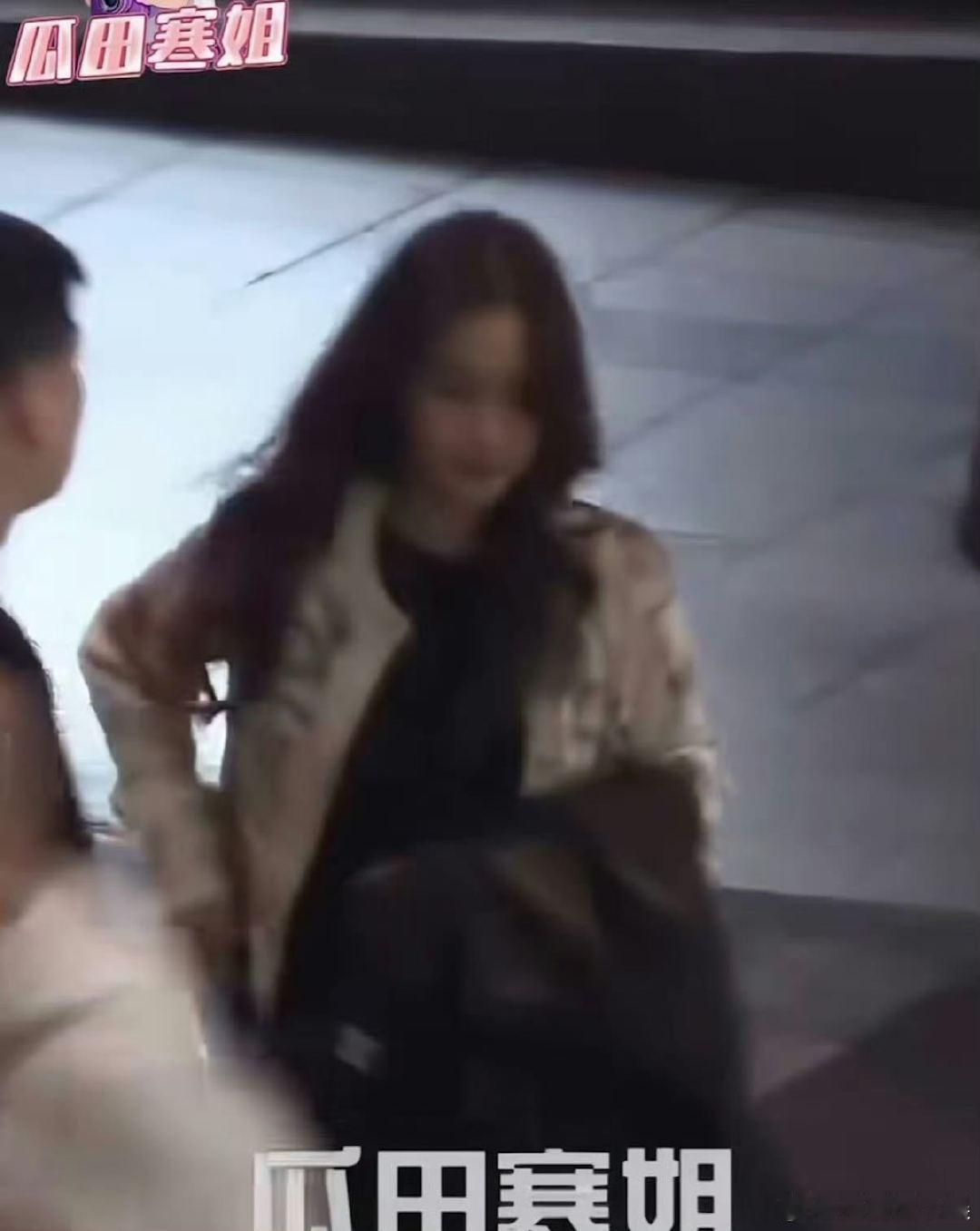 Angelababy带小海绵家庭聚餐， 哪怕画面虚得像隔了层毛玻璃，她的颜值还是