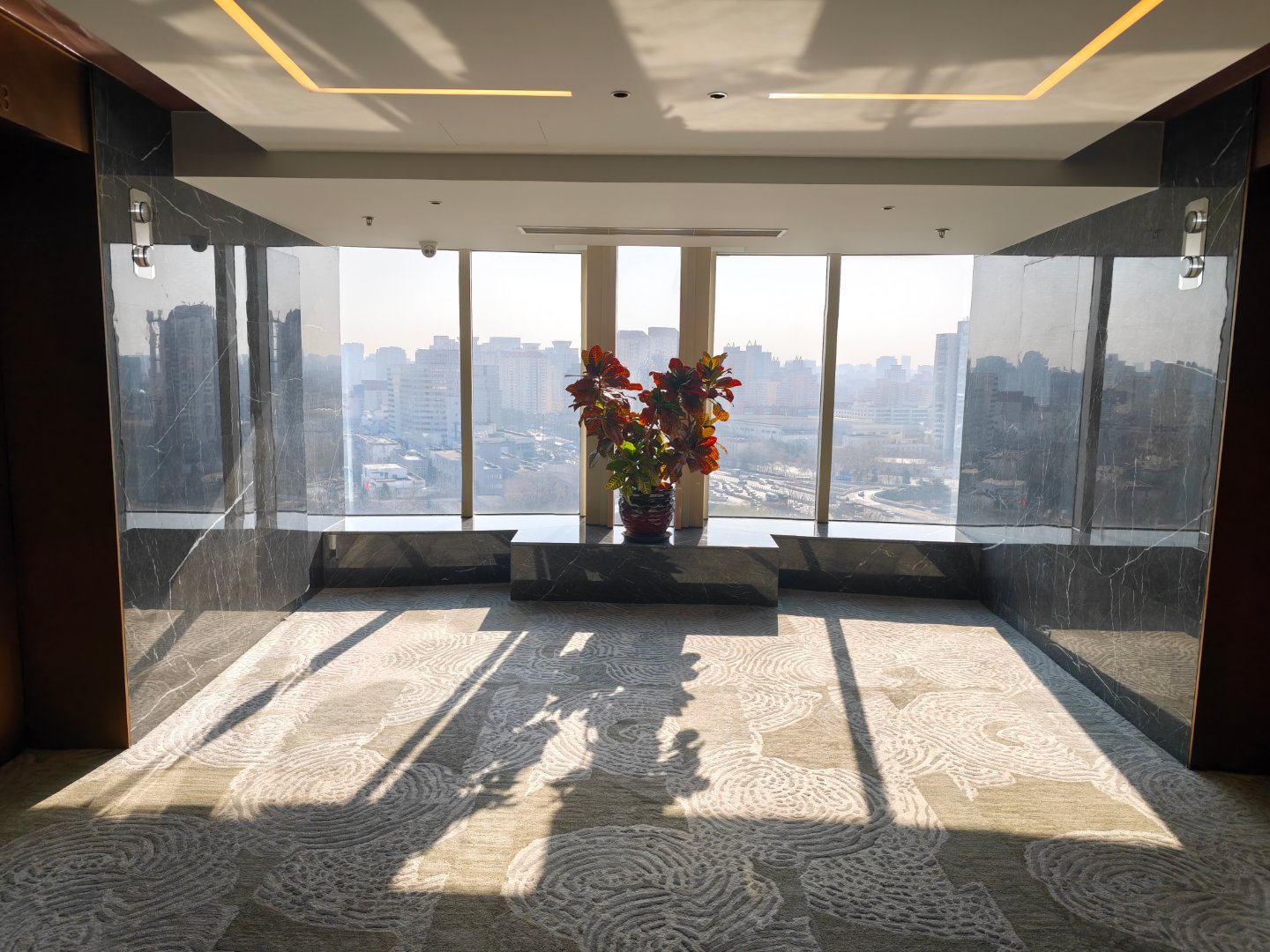 和我老爹打电话聊到他什么时候工作，他说他18岁就工作，22岁就是地方银行的行长（