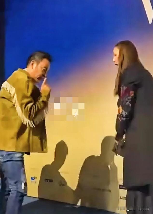 70岁任达华在活动中不慎摔倒，眼镜被甩飞，他的迅速反应和幽默应对引发关注。
70