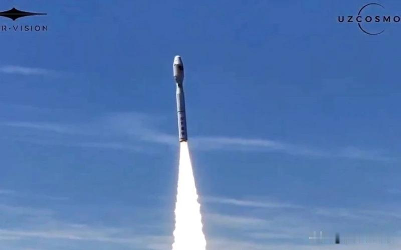 乌兹别克斯坦首颗卫星在中国成功发射升空

¬ 白俄罗斯总统卢卡申科分析中国成功的