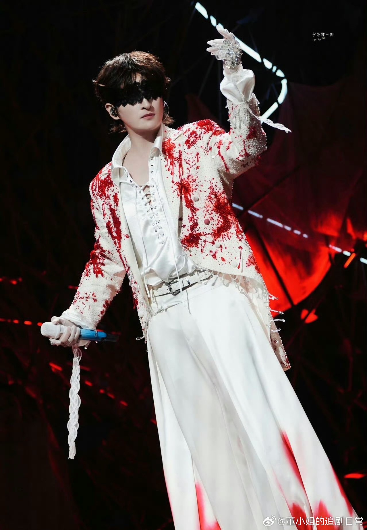 张远回应自己手小抓财出发图再酷也藏不住小手细节，张远演唱会直面调侃，自证失败仍坚