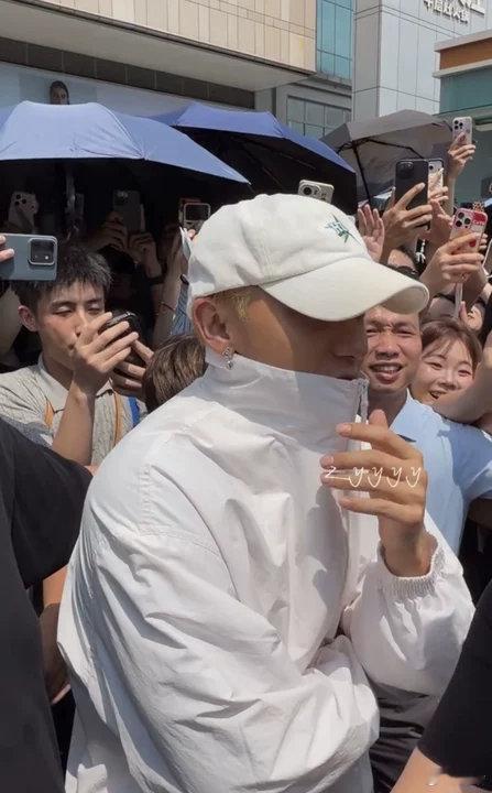 黄子韬被挤成啥样了黄子韬被挤成啥了………黄子韬想上厕所快憋不住了既心疼又好笑，孩